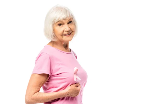 Mujer Mayor Mirando Cámara Mientras Toca Pecho Aislado Blanco Concepto — Foto de Stock