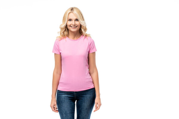 Блондинка в розовой футболке смотрит на камеру, изолированную на белом