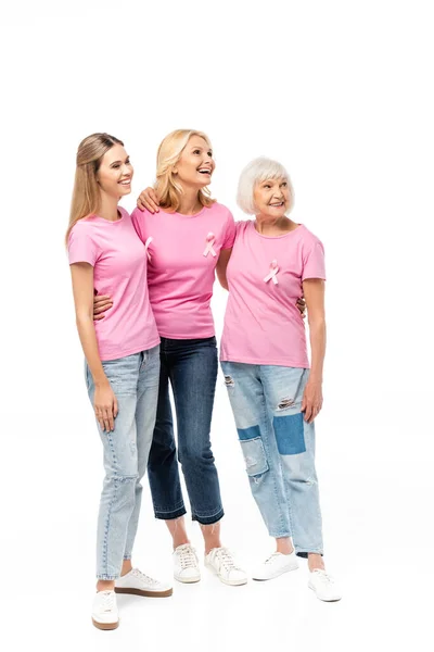Rózsaszín Pólós Nők Ölelkeznek Félrenéznek Elszigetelve Fehér Mellrák Fogalmától — Stock Fotó