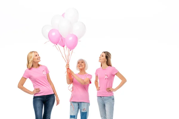 Frauen Mit Brustkrebs Bewusstseinsbändern Auf Shirts Die Luftballons Auf Weißem — Stockfoto