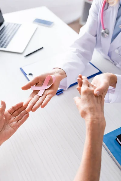 Beskuren Bild Läkare Som Håller Patientens Händer Och Visar Rosa — Stockfoto