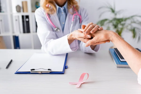 Vista Recortada Del Médico Sentado Mesa Cerca Del Portapapeles Paciente — Foto de Stock