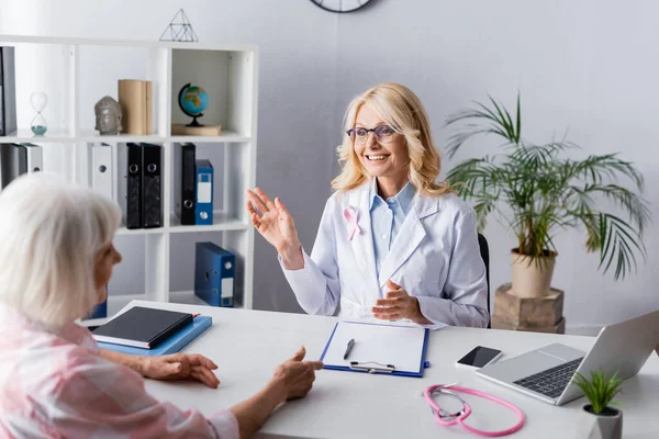 Selektivt Fokus Läkare Talar Med Patienten Medan Sitter Arbetsplatsen — Stockfoto