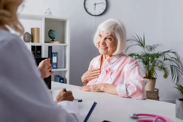 Selective Focus Elderly Woman Hand Breast Sitting Front Doctor — Stock Photo, Image