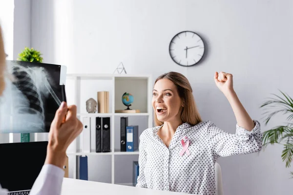 Focus Selettivo Del Paziente Con Gesto Davanti Medico Con Radiografia — Foto Stock