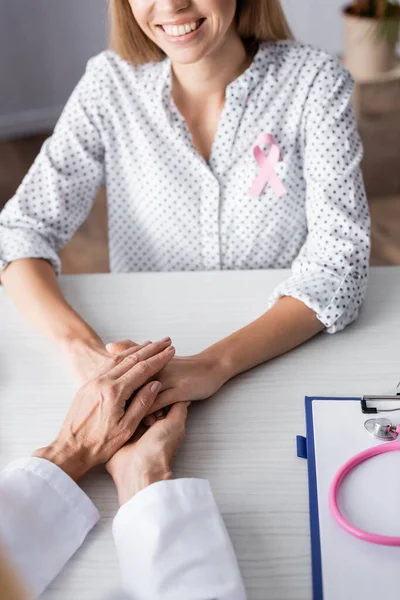 Vista Recortada Mujer Joven Adulta Con Cinta Rosa Cogida Mano — Foto de Stock