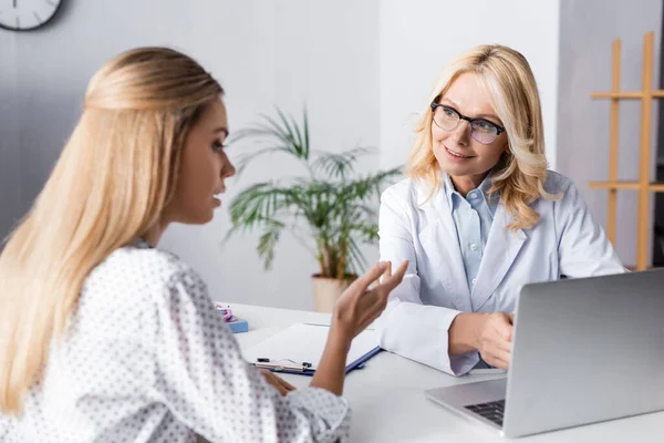 Selective Focus Doctor White Coat Sitting Patient Workplace — Stock Photo, Image