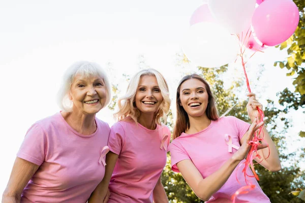 Drei Frauen Mit Brustkrebsbändern Der Nähe Von Luftballons — Stockfoto