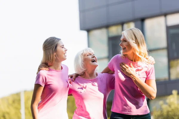 Selektivt Fokus För Tre Kvinnor Kramas Och Skrattar Begreppet Bröstcancer — Stockfoto