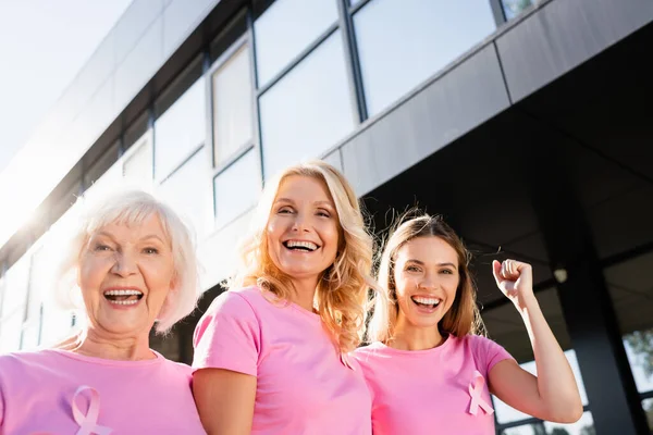 Drei Frauen Die Die Kamera Schauen Und Lachen Über Brustkrebs — Stockfoto