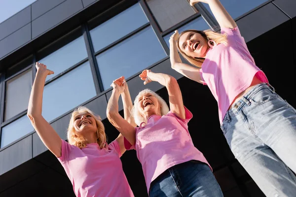 Laag Gezichtsveld Van Vrouwen Met Handen Buitenlucht Concept Van Borstkanker — Stockfoto