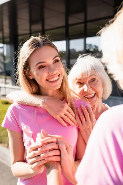 Selektiver Fokus Von Frauen Die Sich Umarmen Und Händchen Halten — Stockfoto