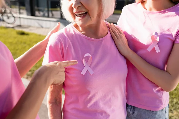 Vista Recortada Mujer Señalando Con Dedo Cinta Rosa Aire Libre — Foto de Stock