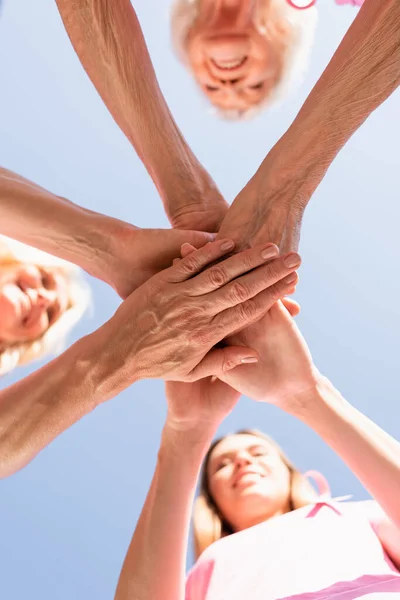 Vista Inferiore Delle Mani Accatastamento Delle Donne Concetto Cancro Seno — Foto Stock