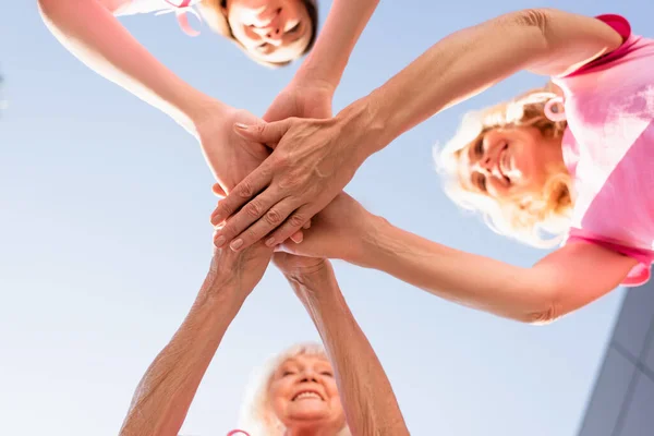 Vista Inferior Las Manos Apilamiento Las Mujeres Concepto Cáncer Mama — Foto de Stock