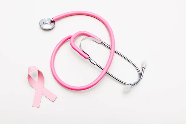 乳癌意识的听诊器和彩带的顶部视图 白色孤立 — 图库照片