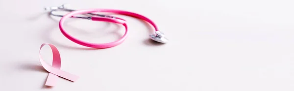 Panoramiczne Ujęcie Stetoskopu Różowej Wstążki Wyizolowane Białym — Zdjęcie stockowe