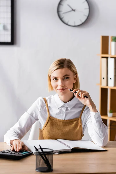 Smiling Businesswoman Pen Touching Calculator While Sitting Desk Office Blurred — Stock Photo, Image