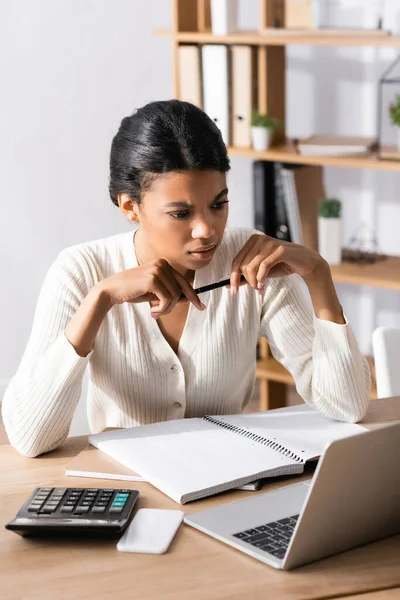 Nachdenkliche Afroamerikanerin Blickt Auf Laptop Während Sie Schreibtisch Büro Auf — Stockfoto