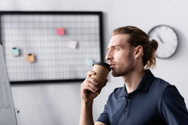 Confident Office Worker Holding Paper Cup Looking Away Blurred Mesh — Stock Photo, Image