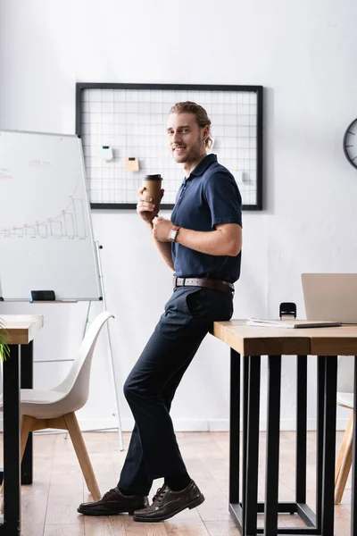 Smiling Office Worker Paper Cup Looking Camera While Leaning Table — Stock Photo, Image