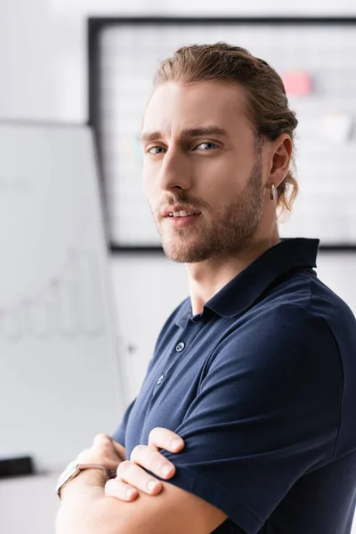 Confident Young Adult Man Crossed Arms Looking Camera Workplace Blurred — Stock Photo, Image