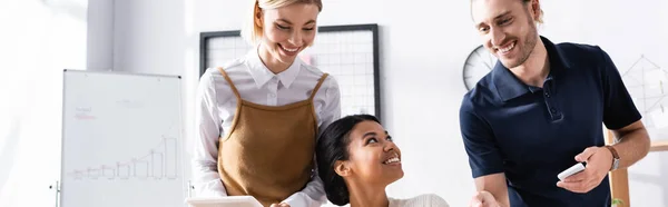 Heureux Employés Bureau Debout Près Femme Afro Américaine Pendant Discussion — Photo