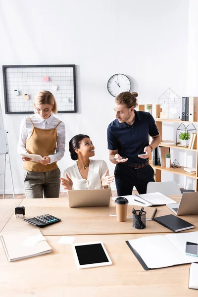 Felices Trabajadores Oficina Haciendo Gestos Mientras Están Pie Cerca Una — Foto de Stock