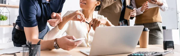 Gewassen Beeld Van Afrikaanse Amerikaanse Vrouw Zitten Buurt Man Wijzen — Stockfoto