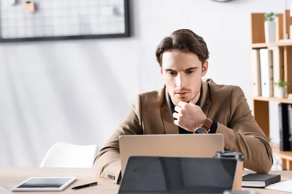 Bedachtzame Kantoormedewerker Die Naar Laptop Kijkt Terwijl Hij Achter Zijn — Stockfoto