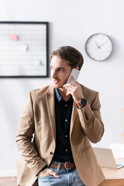 Man Hand Pocket Smiling While Talking Phone Leaning Table Workplace — Stock Photo, Image