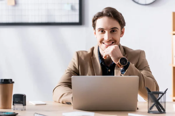 Smiling Office Worker Looking Camera While Sitting Laptop Desk Office — Stock Photo, Image