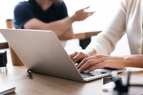 Vista Recortada Mujer Afroamericana Escribiendo Portátil Mientras Está Sentada Mesa — Foto de Stock