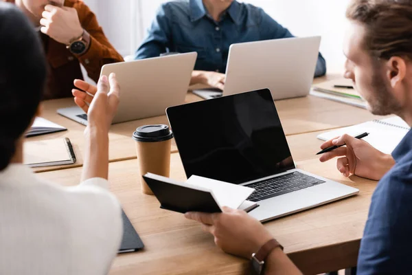 Hombre Con Pluma Cuaderno Sentado Cerca Computadora Portátil Con Pantalla — Foto de Stock