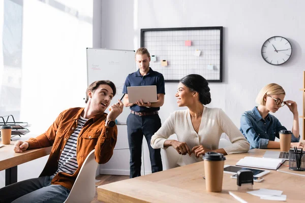 Sonriendo Los Trabajadores Oficinas Multiculturales Hablando Mientras Están Sentados Las — Foto de Stock