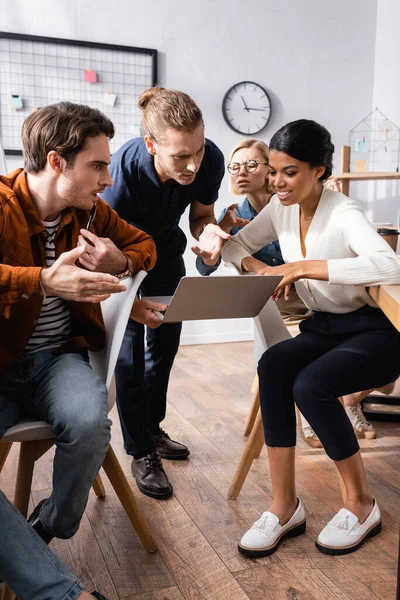 Serious Manager Pointing Hand Laptop Multiethnic Businesspeople — Stock Photo, Image