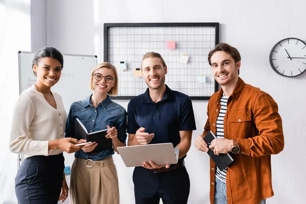 Uomo Affari Felice Che Punta Computer Portatile Vicino Colleghi Multiculturali — Foto Stock