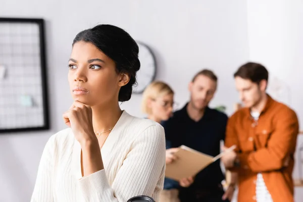 Pensativa Mujer Negocios Afroamericana Mirando Hacia Otro Lado Mientras Los — Foto de Stock