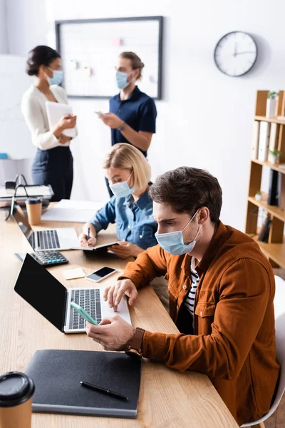 Jovens Empresários Multiculturais Máscaras Médicas Que Trabalham Escritório Espaço Aberto — Fotografia de Stock