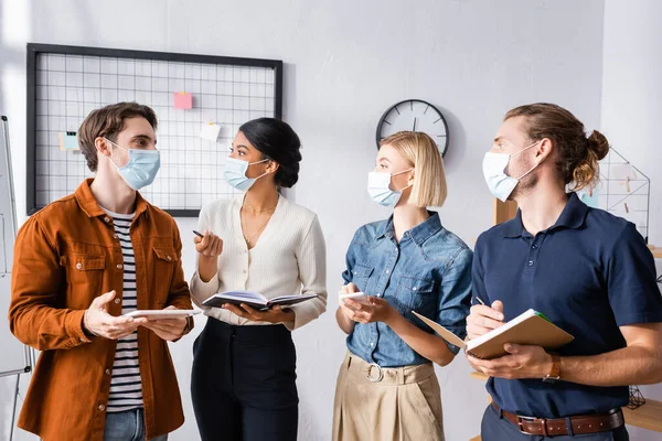 Young Multicultural Businesspeople Medical Masks Discussing Business Project — Stock Photo, Image