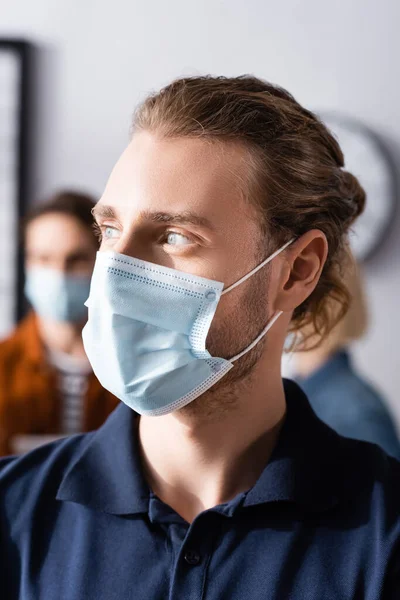 Gerente Máscara Médica Mirando Hacia Otro Lado Oficina Sobre Fondo — Foto de Stock