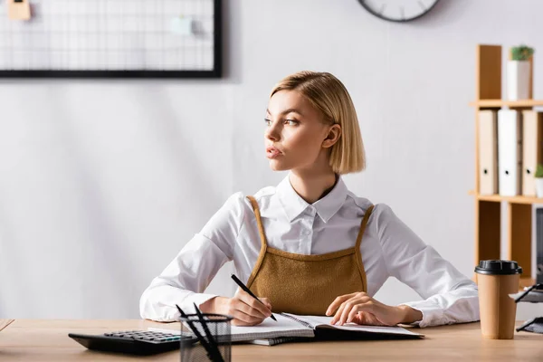 Jonge Attente Accountant Die Wegkijkt Terwijl Hij Pen Vasthoudt — Stockfoto