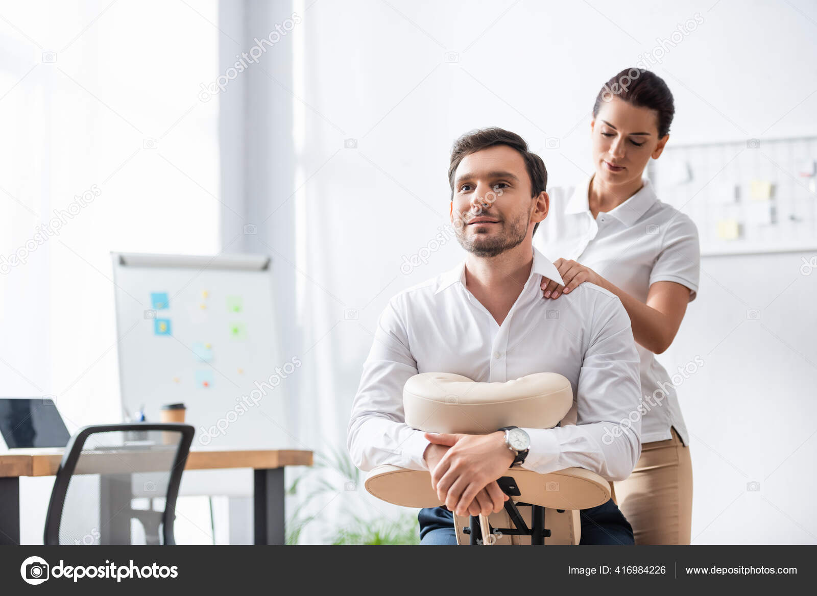 사무실의 의자에 미소를 사업가의 마사지하는 어깨가 — 스톡 사진 © HayDmitriy #416984226, image size:1600x1168