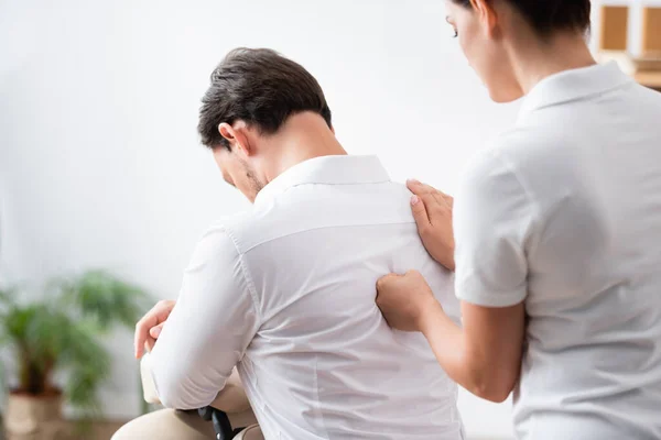 Masajista Masajeando Espalda Hombre Negocios Sentado Oficina Sobre Fondo Borroso — Foto de Stock