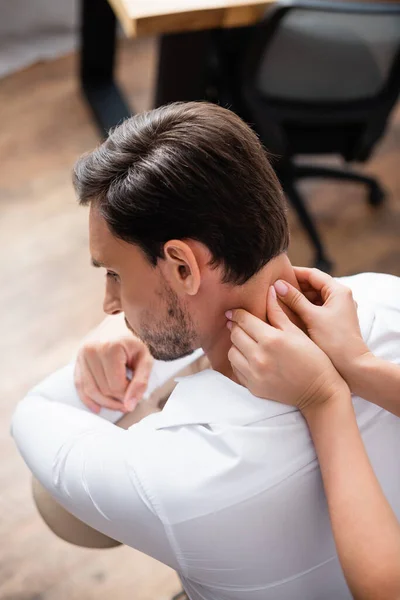 Overhead View Female Massage Therapist Massaging Neck Client Office Blurred — Stock Photo, Image