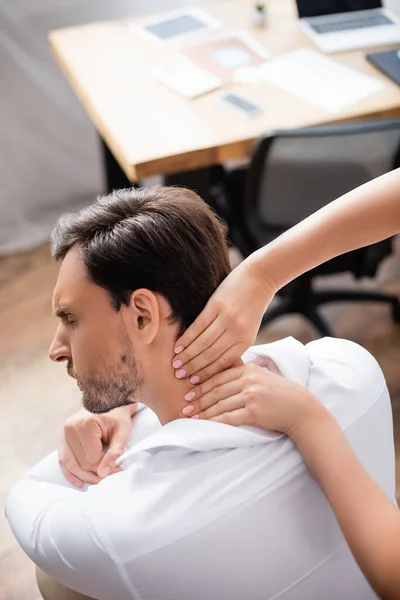 Overhead View Masseuse Massaging Painful Neck Businessman Office Blurred Background — Stock Photo, Image