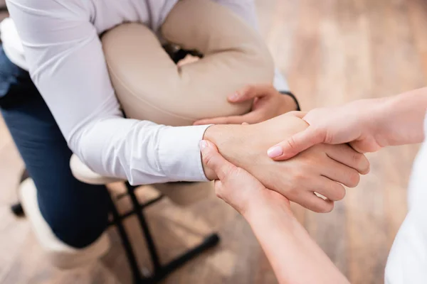 Ausgeschnittene Ansicht Der Masseurin Bei Der Massage Der Geschäftsmannshand Auf — Stockfoto