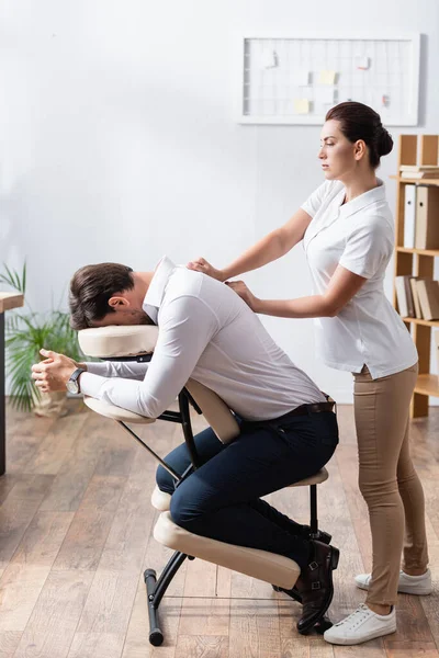 Vista Lateral Masajista Haciendo Masaje Espalda Para Hombre Negocios Oficina — Foto de Stock