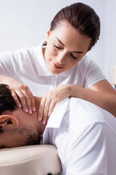 Visão Perto Massagista Positiva Fazendo Massagem Pescoço Para Cliente — Fotografia de Stock