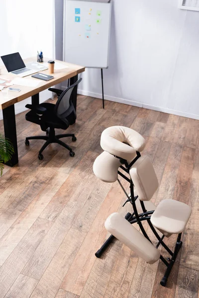 Vista Alto Ângulo Cadeira Massagem Com Local Trabalho Moderno — Fotografia de Stock